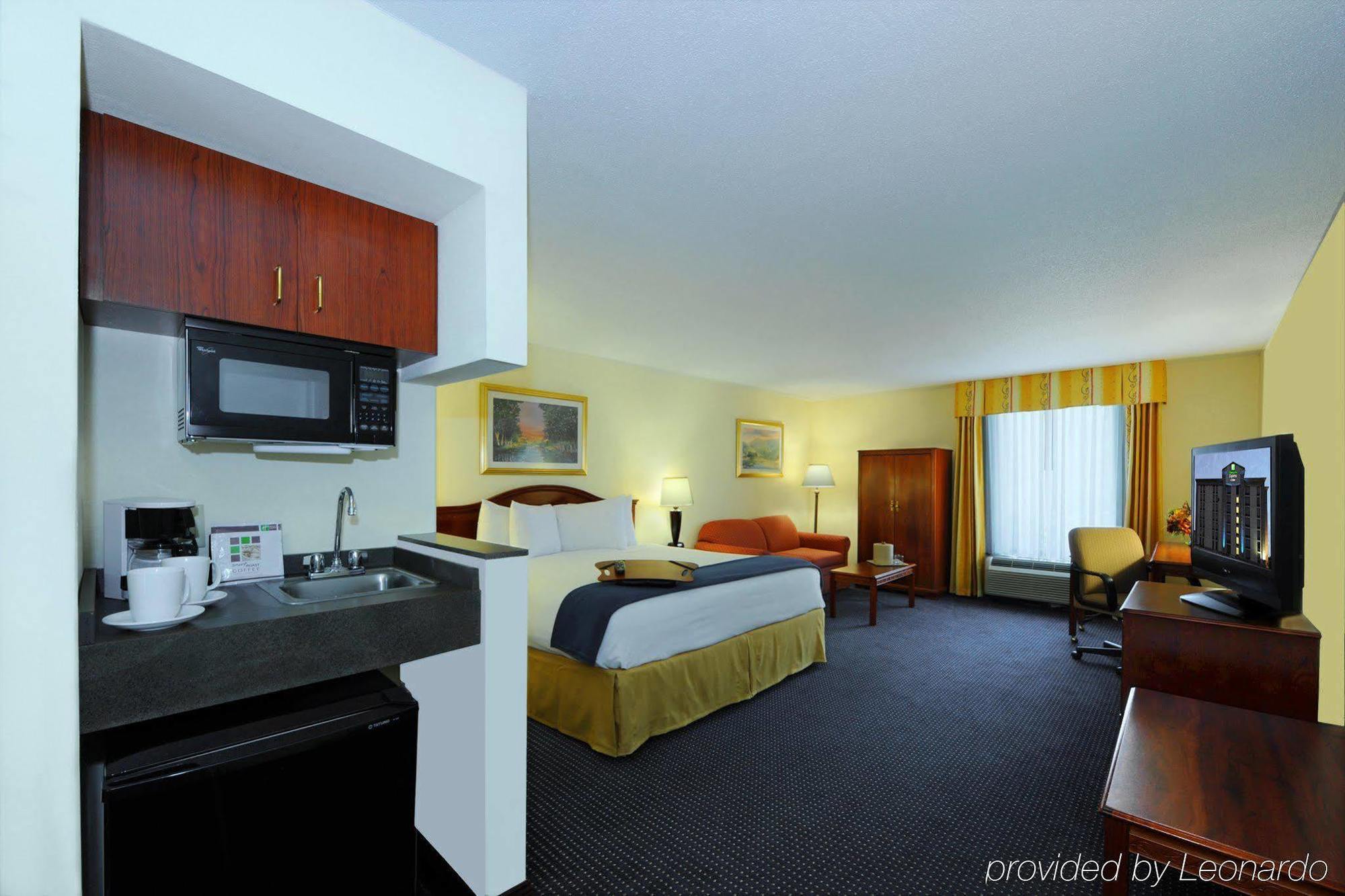 Holiday Inn Express & Suites Atlanta Perimeter Mall Hotel, An Ihg Hotel Sandy Springs Room photo