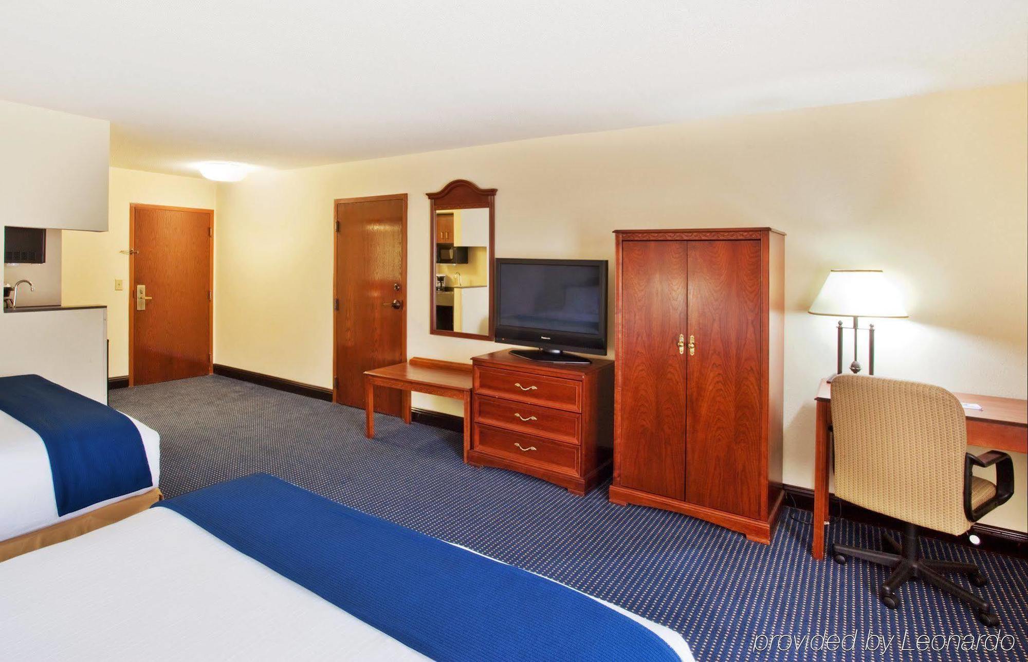 Holiday Inn Express & Suites Atlanta Perimeter Mall Hotel, An Ihg Hotel Sandy Springs Room photo