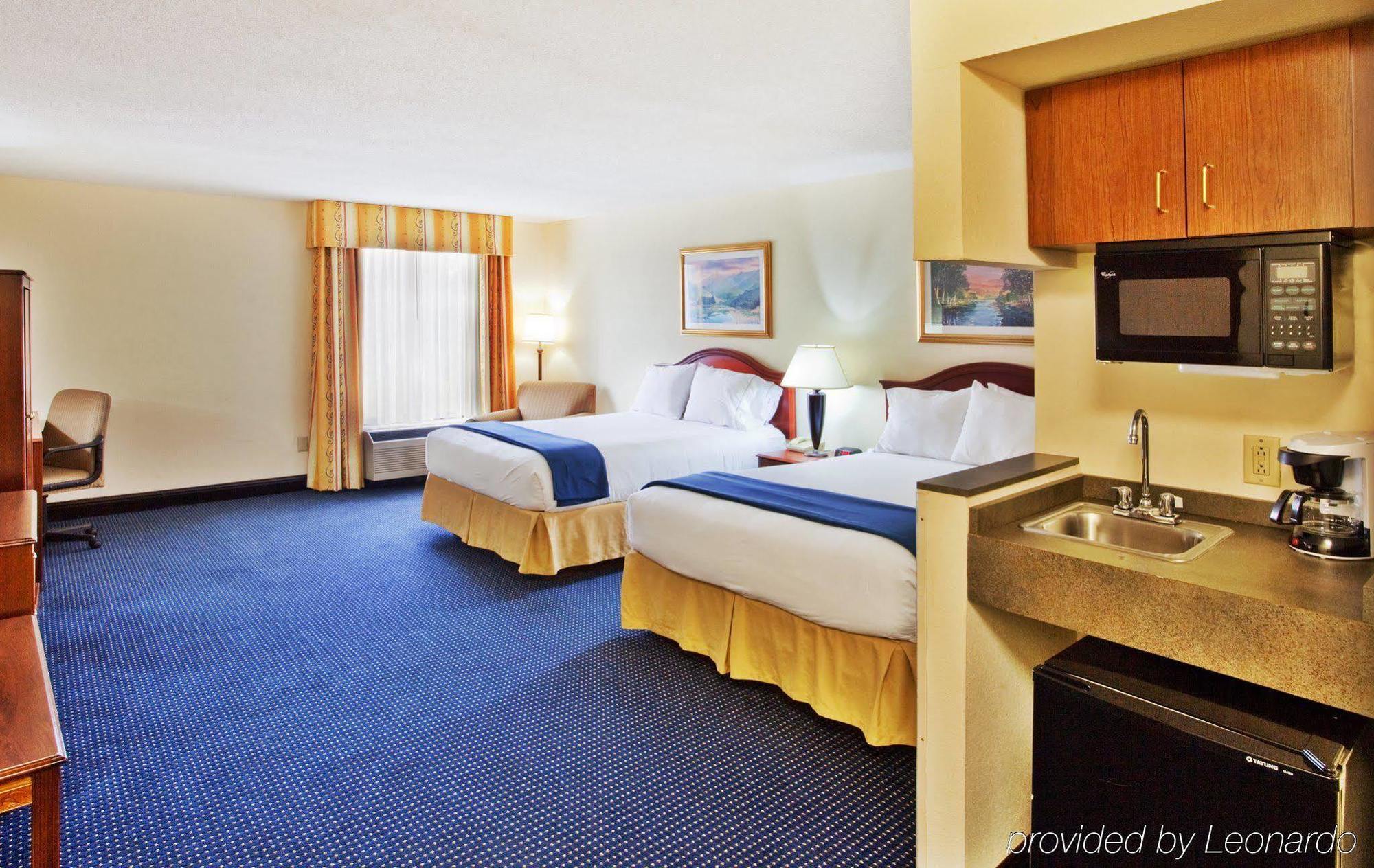 Holiday Inn Express & Suites Atlanta Perimeter Mall Hotel, An Ihg Hotel Sandy Springs Room photo