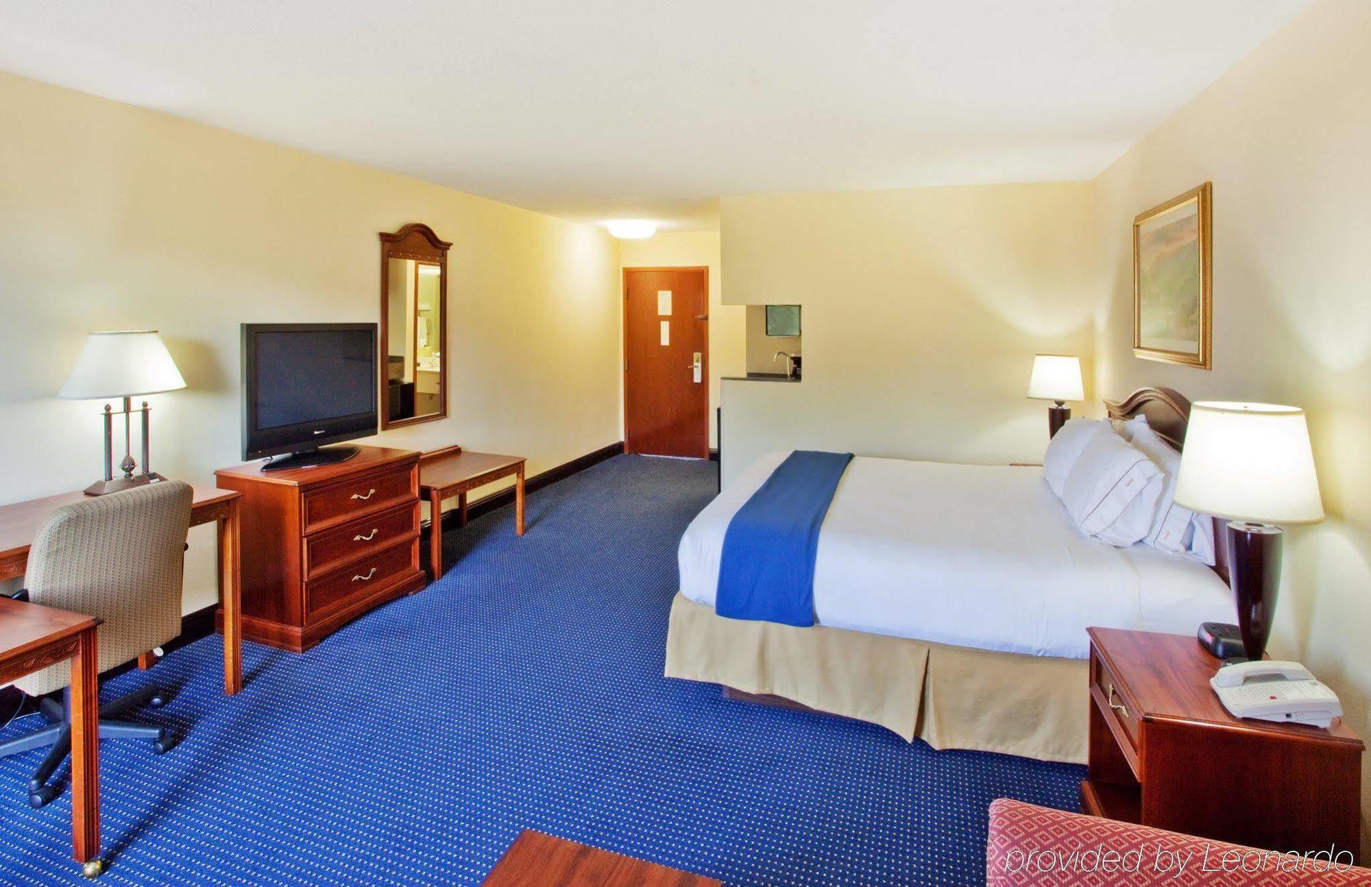 Holiday Inn Express & Suites Atlanta Perimeter Mall Hotel, An Ihg Hotel Sandy Springs Room photo