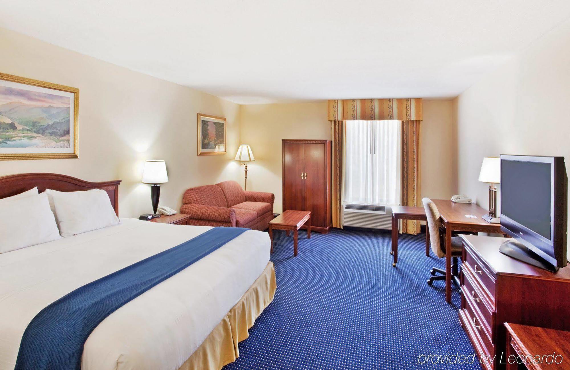 Holiday Inn Express & Suites Atlanta Perimeter Mall Hotel, An Ihg Hotel Sandy Springs Room photo