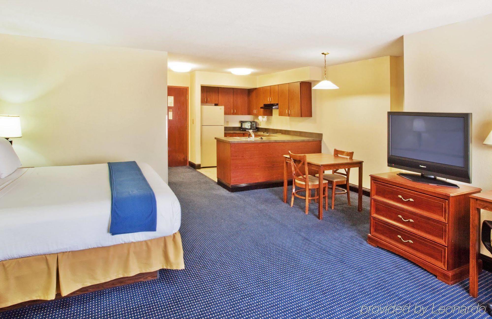 Holiday Inn Express & Suites Atlanta Perimeter Mall Hotel, An Ihg Hotel Sandy Springs Room photo