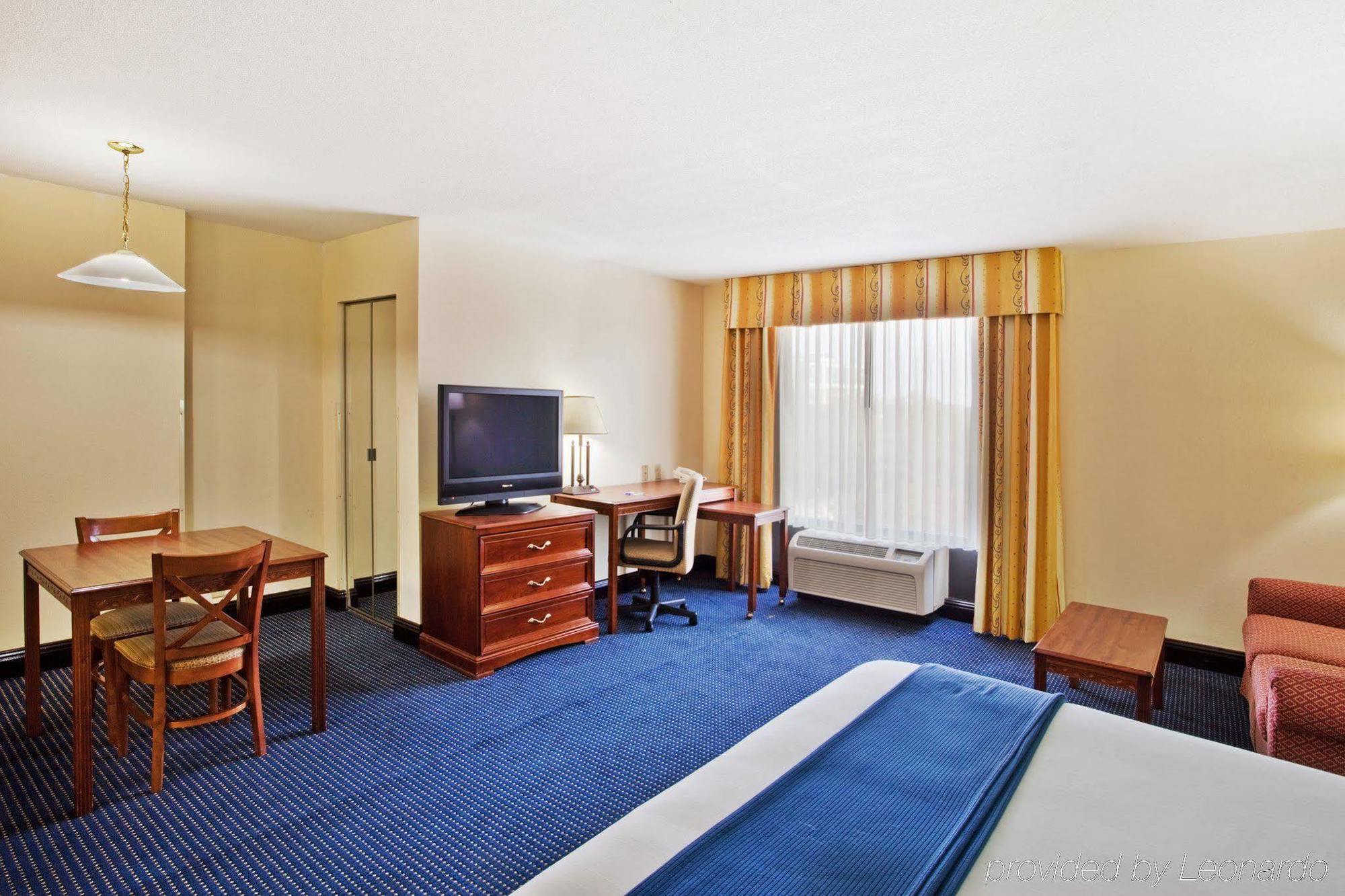 Holiday Inn Express & Suites Atlanta Perimeter Mall Hotel, An Ihg Hotel Sandy Springs Room photo