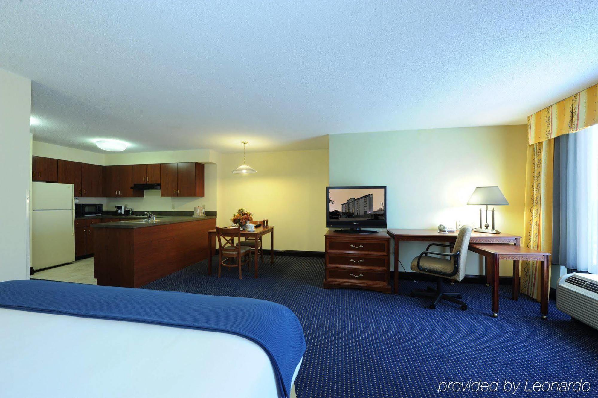 Holiday Inn Express & Suites Atlanta Perimeter Mall Hotel, An Ihg Hotel Sandy Springs Room photo